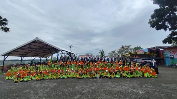 Dokumentasi keceriaan siswa dan guru setelah menerima goodie bag eksklusif