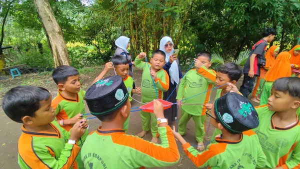 Keseruan siswa sekolah mengikuti permainan ketangkasan outbound yang edukatif