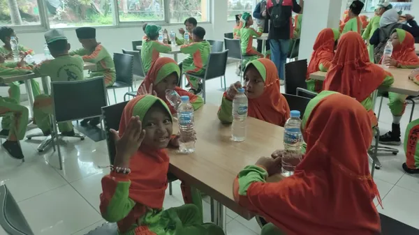 Siswa menikmati produk minuman segar langsung dari pabrik selama kunjungan