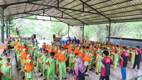 Sesi senam pagi dan ice breaking bersama instruktur profesional Nila Productions