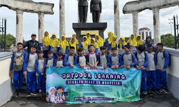 Foto bersama rombongan siswa sekolah di depan monumen Tugu Pahlawan Surabaya