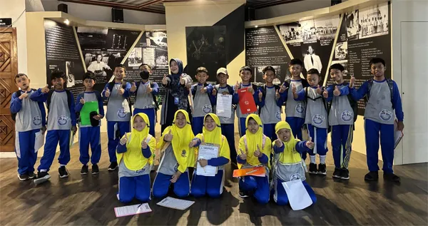 Dokumentasi keceriaan peserta trip edukasi Nila Productions di Surabaya