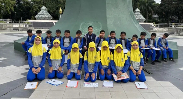 Momen kebersamaan guru dan murid saat kunjungan edukasi sejarah dan profesi