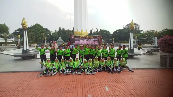Keseruan siswa sekolah saat mengikuti city tour edukasi di Kota Pahlawan