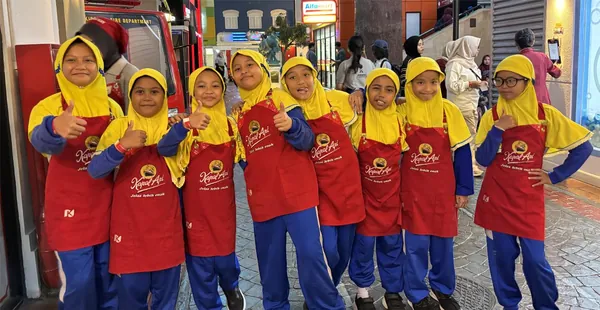 Siswa mencoba simulasi profesi pilot yang interaktif di KidZania Surabaya