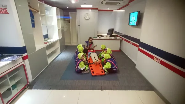 Keseruan anak-anak saat menjalankan tugas profesi impian mereka