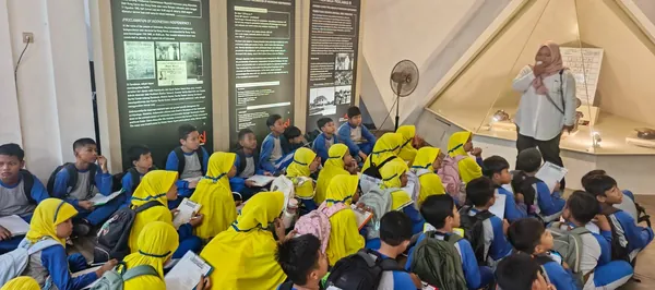 Wisata sejarah: Siswa mengamati koleksi museum di komplek Tugu Pahlawan
