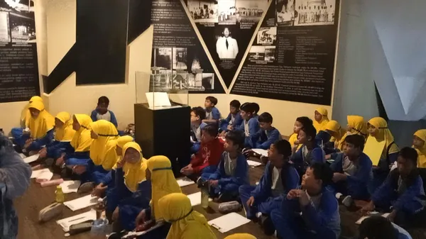 Napak tilas perjuangan 10 November di Museum Sepuluh Nopember Surabaya