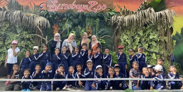 Foto bersama rombongan sekolah di dek kapal komersil Pelabuhan Tanjung Perak Surabaya