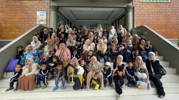 Momen kebersamaan guru dan murid di ikon Patung Suro dan Boyo Kebun Binatang Surabaya