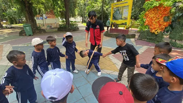 Aktivitas fun games outbound untuk melatih kerjasama tim peserta didik di area terbuka