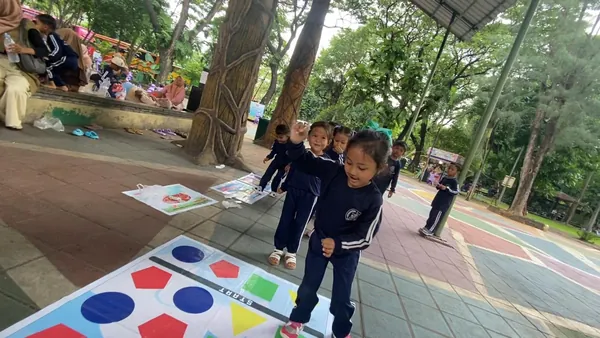 Keseruan lomba ketangkasan siswa sekolah dalam rangkaian kegiatan luar ruangan