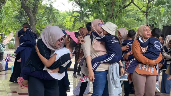 Sesi ice breaking yang meriah dipandu oleh instruktur outbound profesional Nila Productions