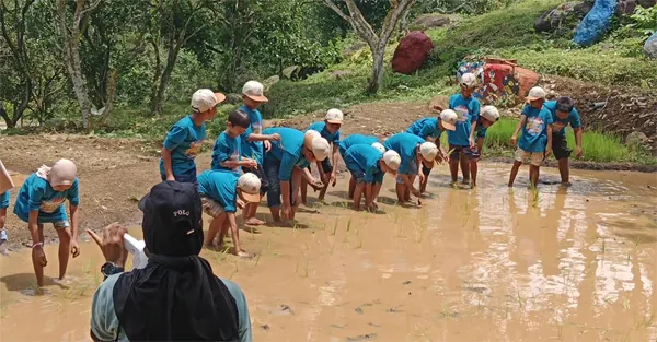 Kegiatan luar ruangan siswa sekolah saat berinteraksi langsung dengan alam