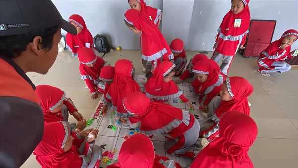 Tantangan outbound kreatif untuk membangun karakter mandiri anak