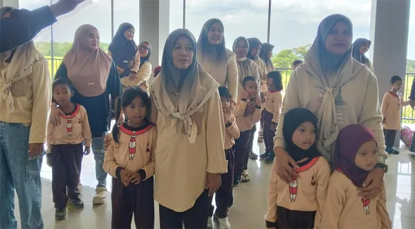 Sesi ice breaking yang meriah dipandu oleh tim instruktur Nila Productions