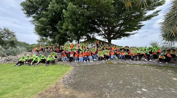 Kebersamaan guru dan siswa saat kunjungan wisata edukasi lintas alam