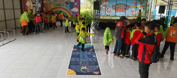 Kegiatan outbound fun games untuk melatih kerjasama tim dan kekompakan siswa