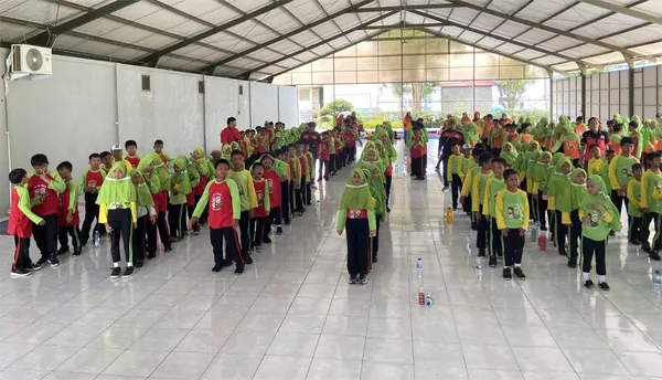 Sesi ice breaking yang ceria dipandu oleh instruktur profesional Nila Productions