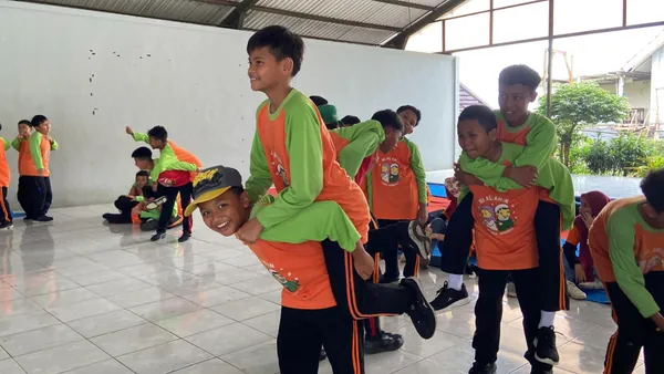 Momen kehangatan dan canda tawa siswa sebelum memulai petualangan edukasi