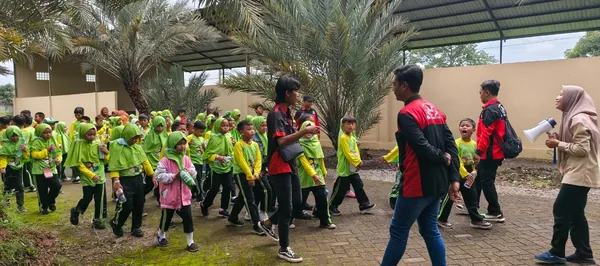 Eksplorasi Kebun Kurma: Siswa mengenal jenis-jenis pohon kurma dari dekat