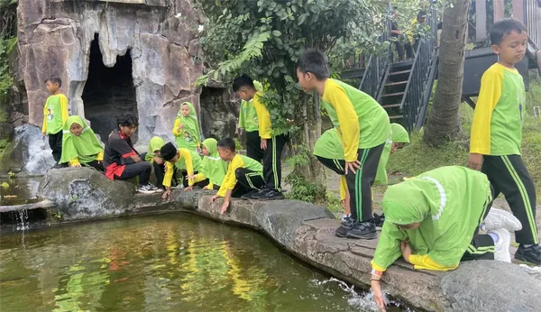 Fasilitas terapi ikan yang menenangkan bagi peserta setelah beraktivitas