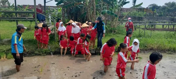 Latihan kerjasama tim dan leadership melalui simulasi outbound terarah