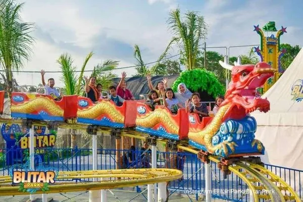 Wahana kincir ria dan komedi putar yang ikonik di Blitar Park bersama Nila Productions
