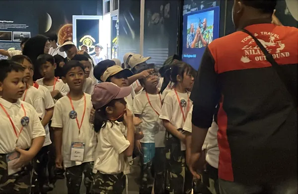 Siswa berkumpul di depan gedung Planetarium untuk belajar astronomi