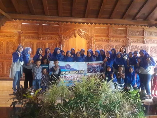 Foto bersama rombongan sekolah di gerbang utama Wisata Edukasi Kampoeng Coklat Blitar