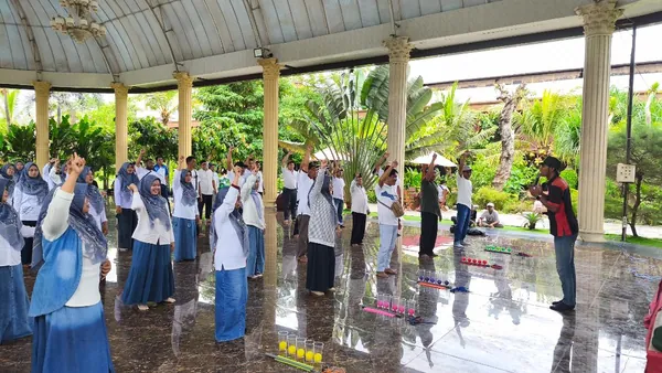 Sesi ice breaking yang seru untuk melatih konsentrasi dan keceriaan siswa
