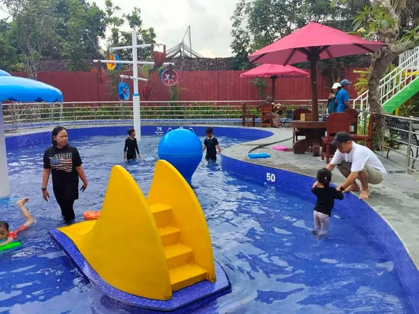 Eksplorasi wahana tiket terusan: Anak-anak menikmati berbagai fasilitas permainan