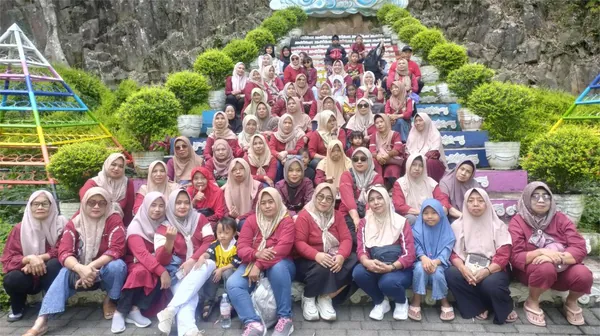 Dokumentasi keceriaan peserta edukasi Nila Productions di tengah hutan pinus yang asri