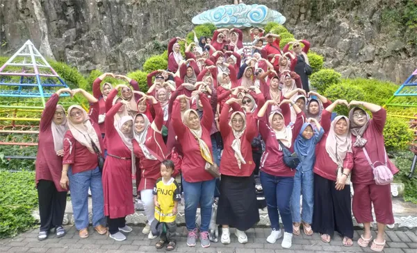 Momen kebersamaan siswa sekolah menikmati pemandangan alam di kawasan Cafe Sawah