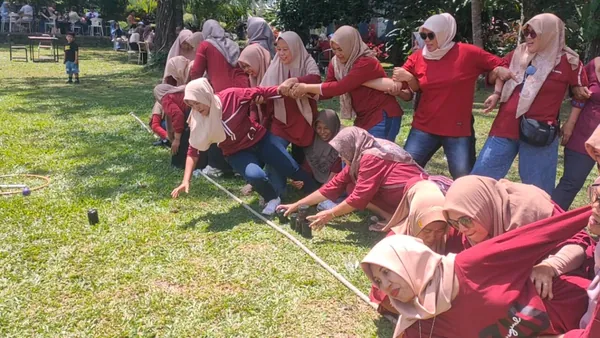 Aktivitas kerjasama tim siswa yang edukatif di lingkungan wisata alam estetik