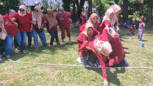 Pemanasan dan permainan motivasi siswa untuk membangun semangat belajar di alam