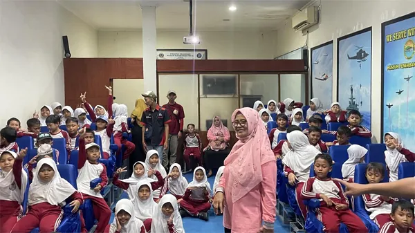 Siswa menyimak presentasi edukasi dirgantara di dalam ruang auditorium