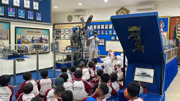 Proses belajar interaktif siswa mengenai sejarah pesawat terbang di museum