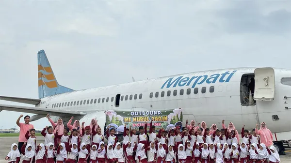 Foto bersama rombongan sekolah di depan replika pesawat tempur