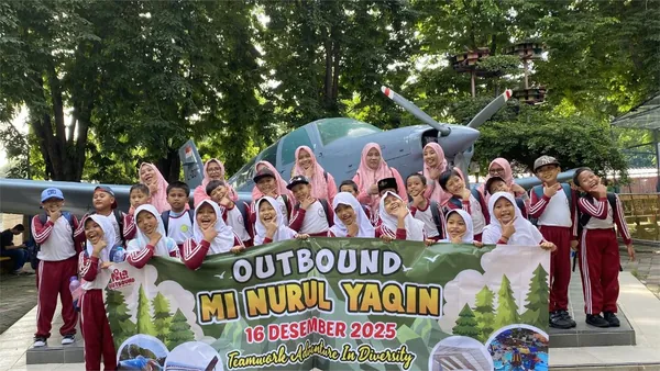 Momen kebersamaan siswa dan guru saat kunjungan edukasi di Hanggar Pesawat