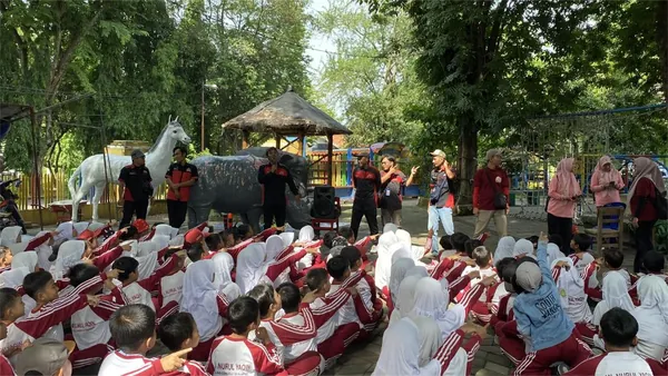 Sesi ice breaking yang seru dipimpin oleh instruktur outbound Nila Productions