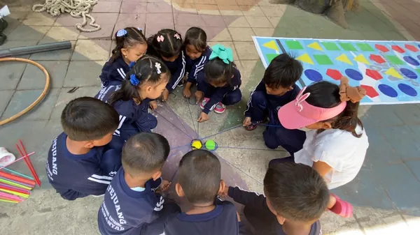Keseruan siswa sekolah bermain permainan edukatif di luar ruangan