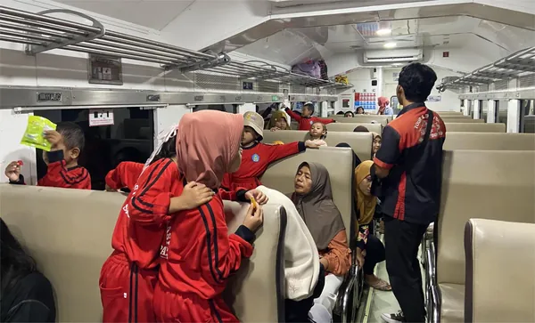 Pengalaman seru siswa saat mengikuti wisata edukasi naik kereta api di stasiun