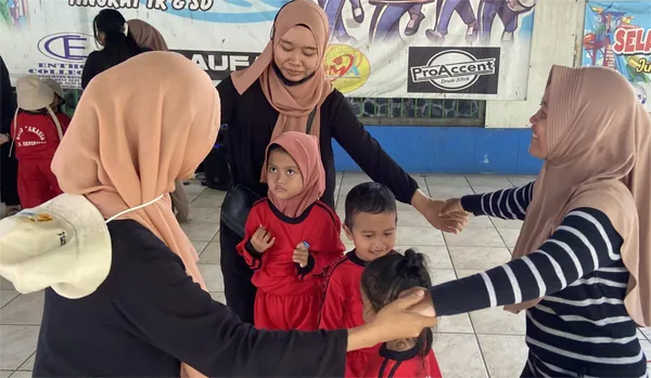 Sesi ice breaking yang meriah untuk membangkitkan semangat outbound siswa