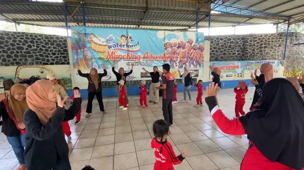 Instruktur outbound Nila Productions memandu permainan konsentrasi untuk siswa