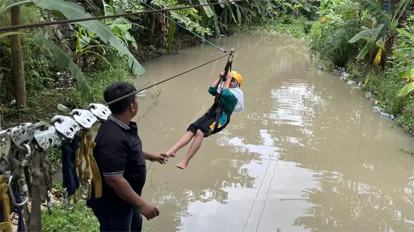 Siswa sekolah mencoba wahana flying fox untuk melatih keberanian di Sebani Waterpark