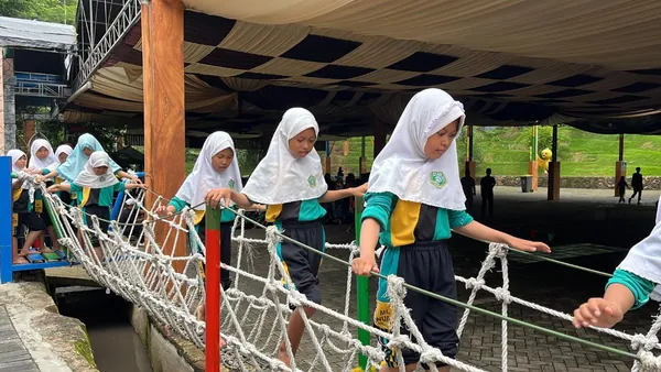 Aktivitas high rope outbound untuk melatih motorik dan ketangkasan siswa