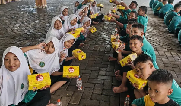 Siswa menikmati makan siang nasi kotak ayam crispy setelah kegiatan outbound