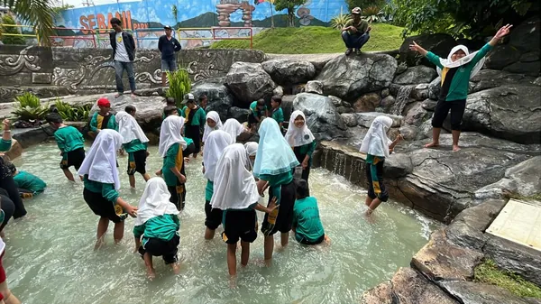 Keseruan lomba tangkap ikan sebagai bagian dari edukasi alam untuk siswa