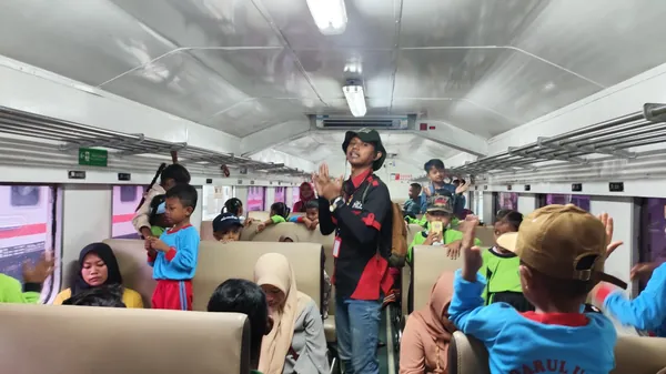 Pengalaman joy ride naik kereta api bersama teman sekolah dalam trip edukasi